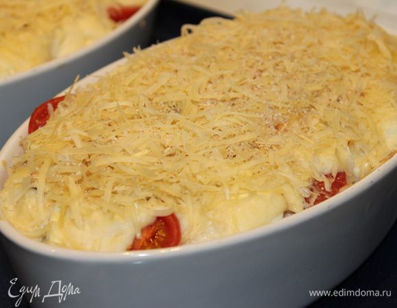 Сухари смешать с натертым сыром и посыпать сверху. Запекать блюдо в предварительно разогретом духовом шкафу примерно 15 минут при температуре 180-190 градусов. Должна образоваться золотистая корочка