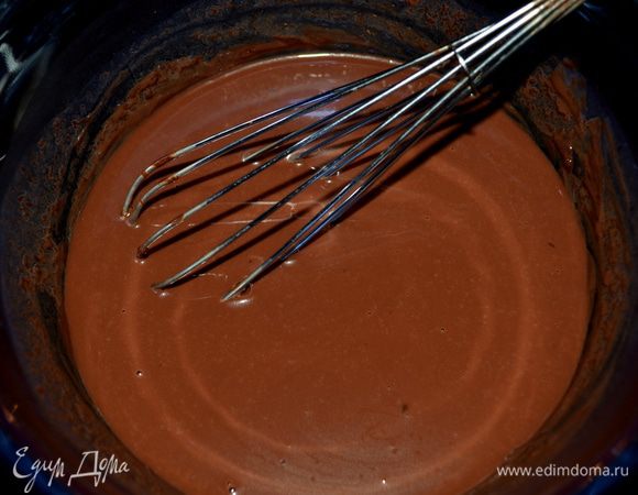 Разогреть духовку на 180 гр.
Смазать круглую форму (bundt pan на 10 стаканов) маслом или сбрызнуть сливочным спреем. Отставить в сторону.
Шоколад растопить на водяной бане,дать остыть 5 мин. Добавить вино и молоко. Отставить в сторону.