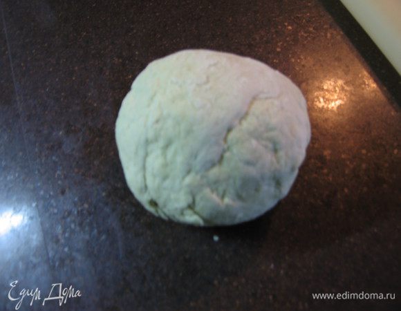 Добавляем в муку пюре и замешиваем тесто