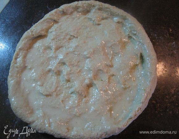 делаем лепешку вот таким образом и подливаем 10-15 мл воды. Вдавливаем нежно воду пальчиками в тесто.