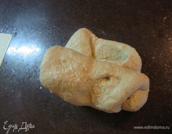 Затем сворачиваем вот так. И вымешиваем. Сначала тесто будет липнуть к рукам, а потом становится на удивление  эластичным. Повторяем эту процедуру еще несколько раз, пока не закончится вода. Вы спросите почему же нельзя  добавить воду сразу в пюре? Отвечаю:  можно ,но тогда получится просто лепешка, а не питта.
