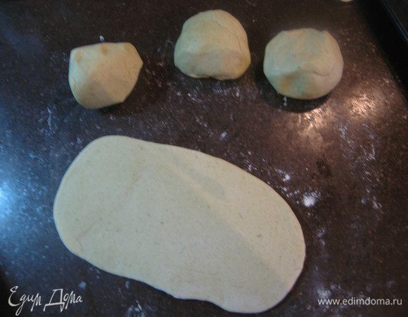 Делим тесто на 4 части. Каждую часть раскатываем в продолговатую лепешку толщиной 5 мм