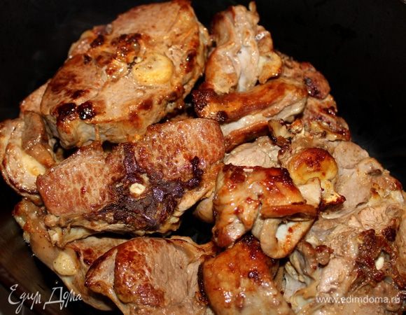 Баранину порубить, помыть, обсушить и обжарить на оливковом масле до золотистой корочки.