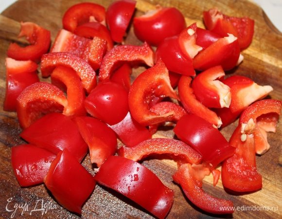 Выложить в чугунок, налить 0,5 л бульона и тушить на слабом огне 30 минут. Обжарить на сковороде лук и чеснок, влить вино и слегка выпарить. Перец нарезать крупным кубиком.