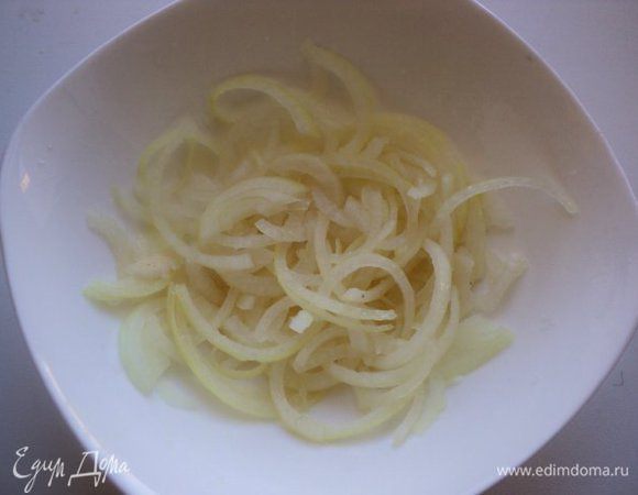 Небольшую головку лука порезать тоненькими четверть кольцами и замариновать в смеси уксуса с водой и небольшим количеством соли и сахара.

