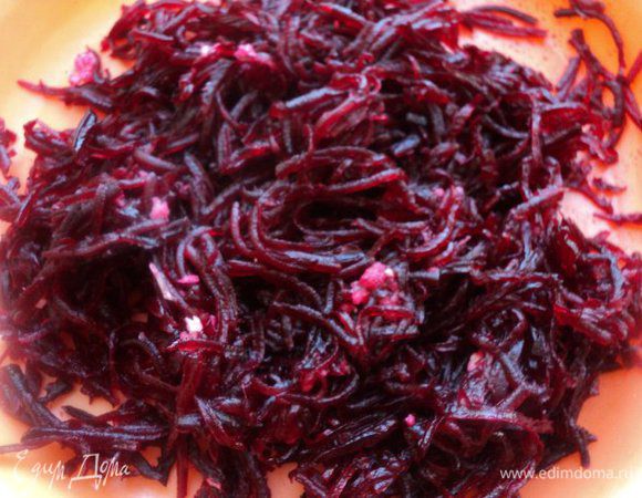 Натереть на терке для корейской морковки по отдельности запеченную свеклу и морковь. Свеклу смешать с выдавленным на чеснокодавке чесноком. Добавить соль по вкусу.