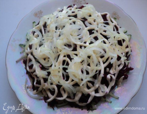 4 слой – маринованный лук (отжать от маринада).