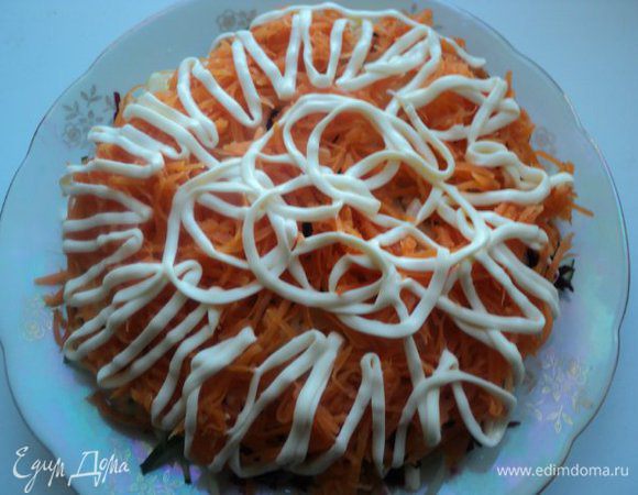 5 слой – морковь, 6 слой – натертые на терке яйца (1.5 шт.).