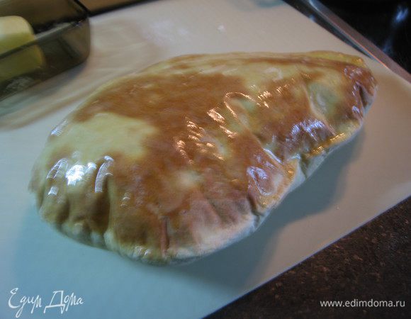 Выпекаем  в разогретой до 230 гр. духовке 10-15 минут. Еще горячими питты обильно смазываем сливочным маслом.