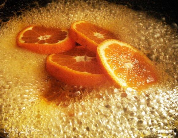 В сковороду влить воду и сахар и варить 5 минут. Затем влить отжатый мандариновый сок,ликёр и кружочки мандаринов в сироп и варить на медленном огне под крышкой 15-20 минут.