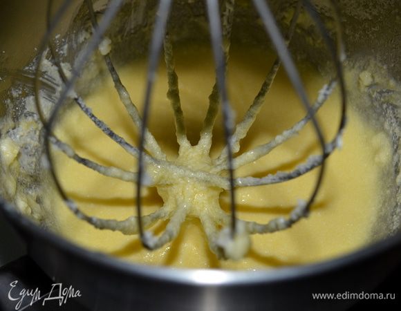 Миксером взбить слив.масло сахаром на сред.скорости.Взбивать до мягкого пышного состояния.Добавить яйца и взбивать еще 2 мин.