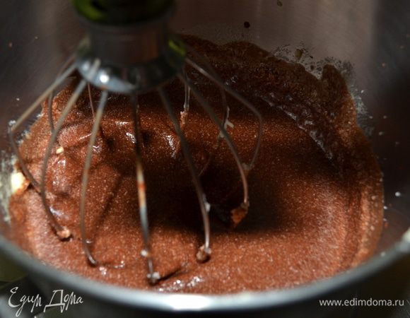 Затем добавить охлажденную шоколадную винную массу. Соскребаем со стенок  и хорошо все перемешиваем.