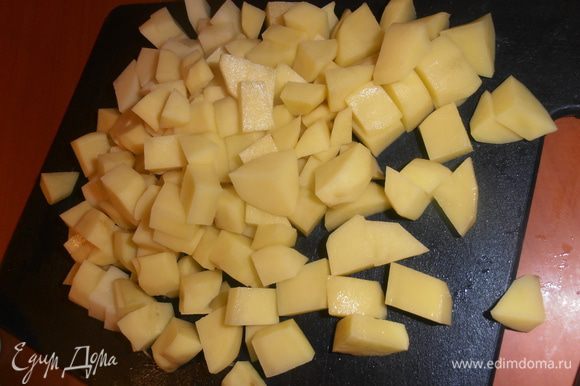 Картофель очистить и порезать кубиками.