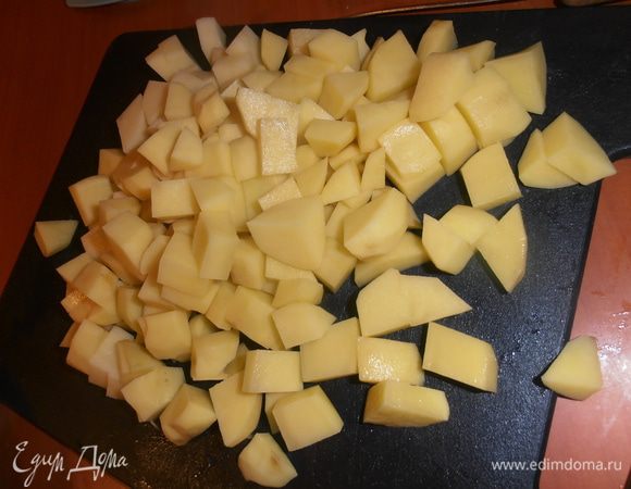 Картофель очистить и порезать кубиками.