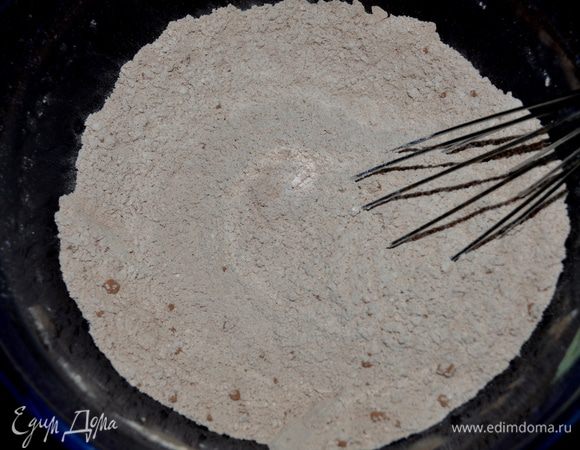 В отдельной посуде смешать муку, желатин вишневый, какао, разрыхлитель, пищевая сода и соль. Все хорошо перемешать.