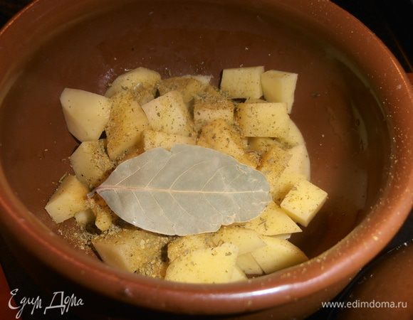 Разделить на два горшочка,смазав их обильно растительным маслом. Припорошить приправой для мяса. Кинуть сверху лаврушку!