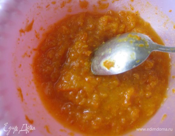 Курагу хорошо помыть и замочить в теплой кипяченой воде на 5-6 часов. Затем воду слить (не выливать, она нам пригодится для сиропа), курагу пробить блендером, добавить сок и мелко натертую цедру из одного апельсина. 
