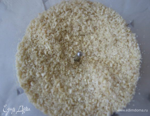  Миндаль бланшируем в горячей воде 2-3 минуты, очищаем от кожицы, подсушиваем в духовке или в микро, даем остыть и пробиваем блендером в очень мелкую крошку. 