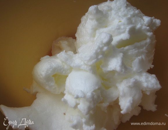  Отделяем желтки от белков. Важно чтобы желтки были комнатной температуры. Белки взбиваем со щепоткой соли до устойчивых пиков 