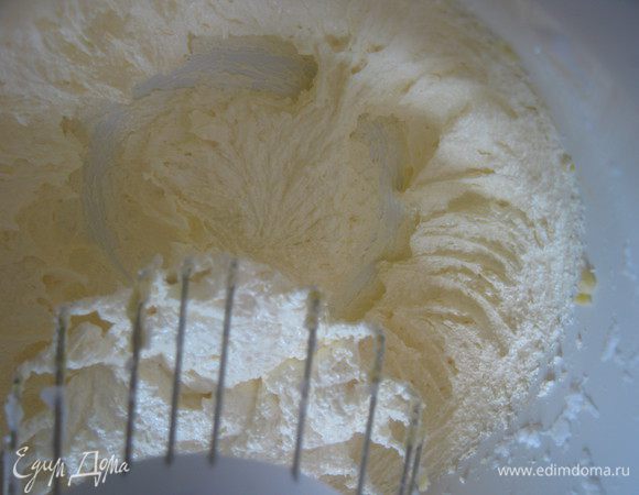  Размягченное сливочное масло взбиваем с сахаром до кремообразного состояния на высоких оборотах 