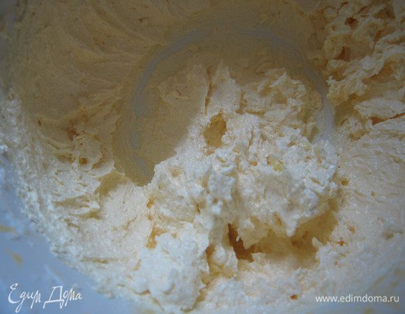  По одному вводим желтки, взбиваем еще 2 минуты. 