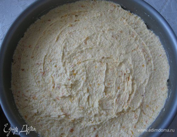  Духовку разогреть до 180 гр. Тесто выложить в форму 