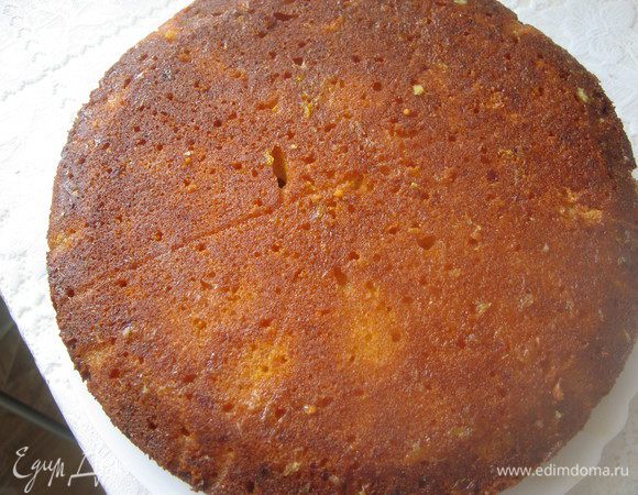  Пирог вынимаем из формы, переворачиваем на решетку, даем остыть минут 10, перекладываем на тарелку, накалываем очень часто деревянной шпажкой и заливаем горячим сиропом. 