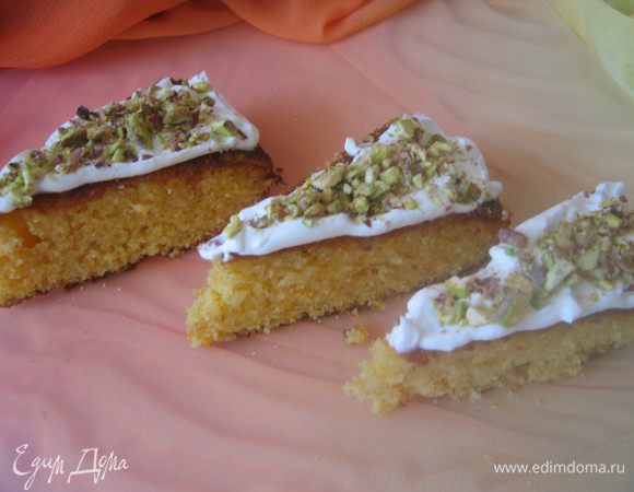  Подаем пирог со сметаной, присыпав фисташками.