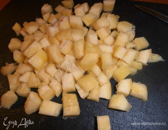 Кабачок тоже очистить и покрошить.