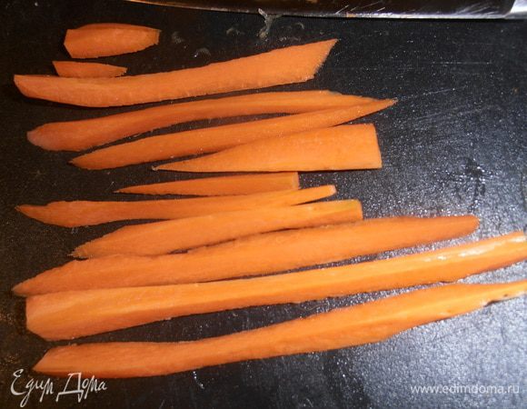 Морковку нарезать сначала вдоль...