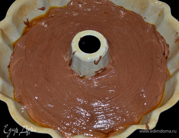 Смешанную муку добавить в общую массу и взбивать на медленной скорости. Примерно 1 мин. Затем увеличить до средней скорости и взбивать еще 2 мин.
Взбитую массу выложить в смазанную форму, лопаточкой распределить по поверхности.
Готовить примерно 45 мин. Центр проверяем зубочисткой. Дать остыть 15 мин.
Перевернуть кекс на решетку и дать окончательно остынуть.
