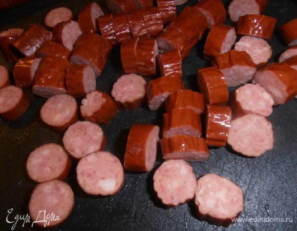 Переходим к колбаскам... Нарезаем кусочками, кончики отдаём коту)))