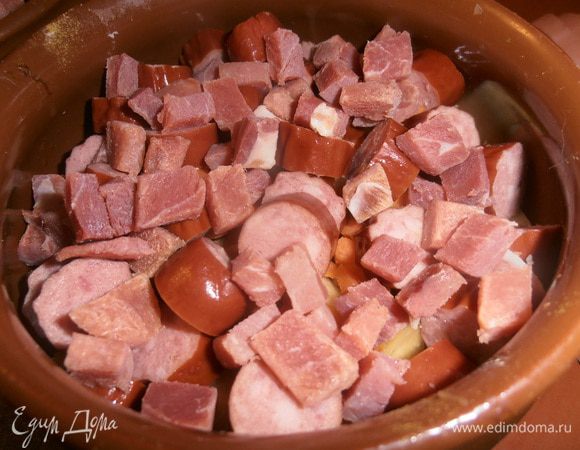 Высыпаем сверху на колбаски.