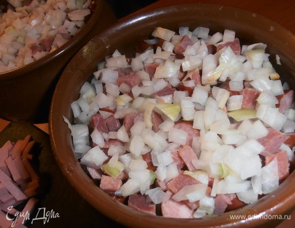 Слегка утрамбовываем лучок в горшочках.