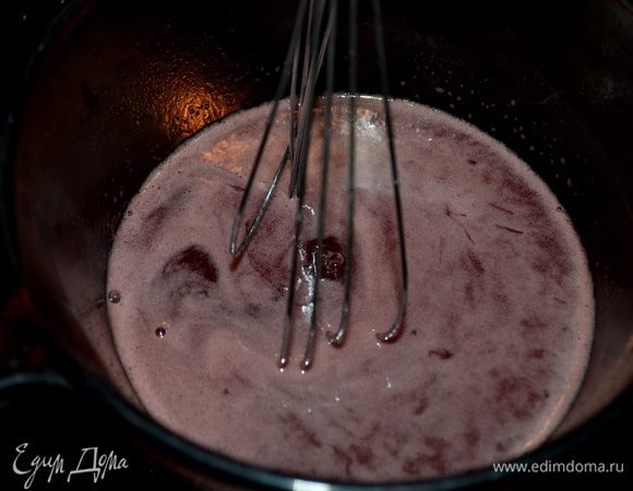 Приготовим глазурь:
Слив. масло размягченное и вино, сахарную пудру смешаем в кастрюльке среднего размера. Поставим на плиту на средне-высокий огонь. Перемешаем. Снимем с огня, добавим ваниль. Перемешаем.