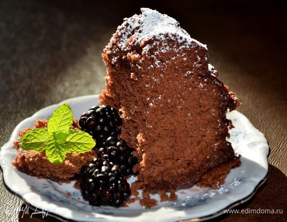 Сбрызнем винной глазурью кекс . Посыпаем сверху сахарной пудрой ,   разрежем на порции и подаем к столу. Приятного аппетита!!!