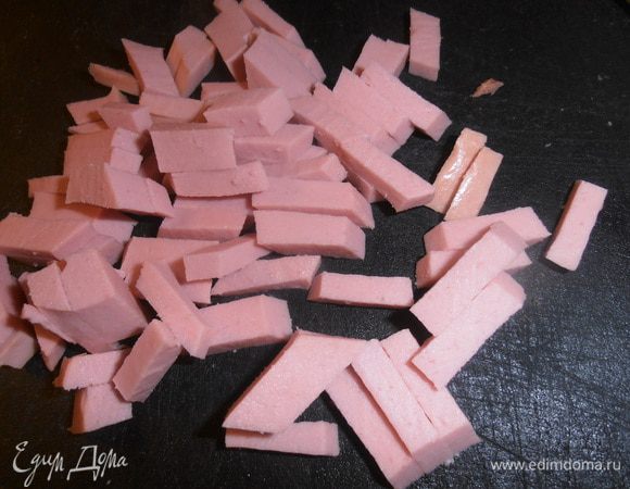 Решила до кучи и пару ломтей "докторской" добавить (младший сын любит очень!).