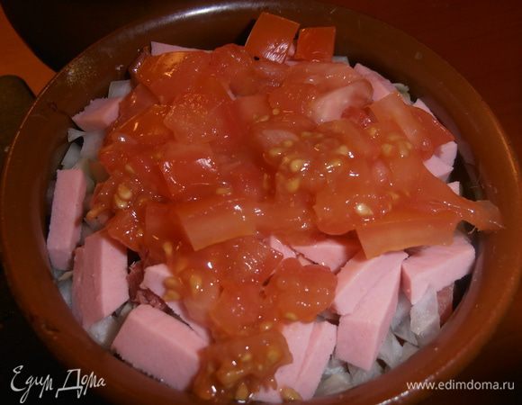 По половинке помидора на горшочек для сочности вполне хватит.