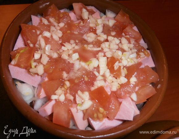 Чеснок можно целиком,а можно мелко покрошить...