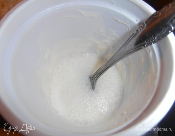 Разводим водой пару ложек сметаны,взбиваем вилкой.