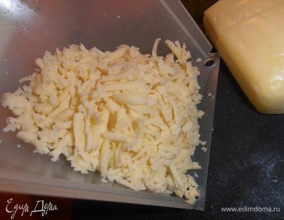 Сыр натереть на крупной тёрке.