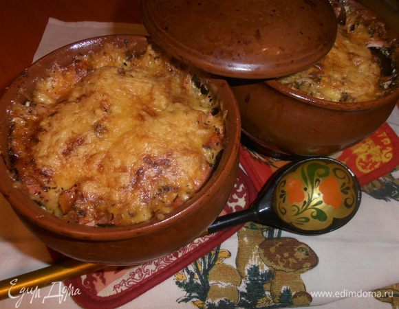 Запекаем в духовке сначала под крышкой, потом, кто любит зажаренную корочку, без крышки.Около часа мои горшочки сидели...