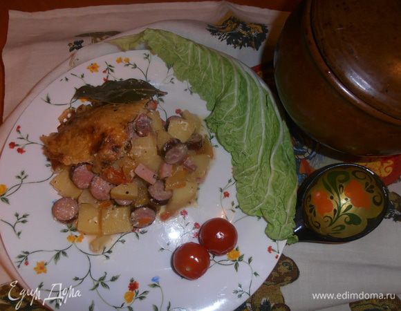 Кладём на тарелку порцию овощей,пропитанных колбасками и каждому кусочек сырной крышечки не забываем!