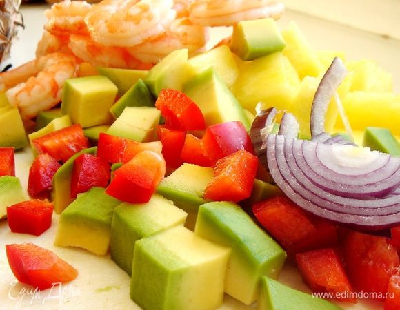 Нарезать фрукты и овощи кубиками,лук-полукольцами. Креветки отварить в подсоленной воде в течении 3-4 минут.