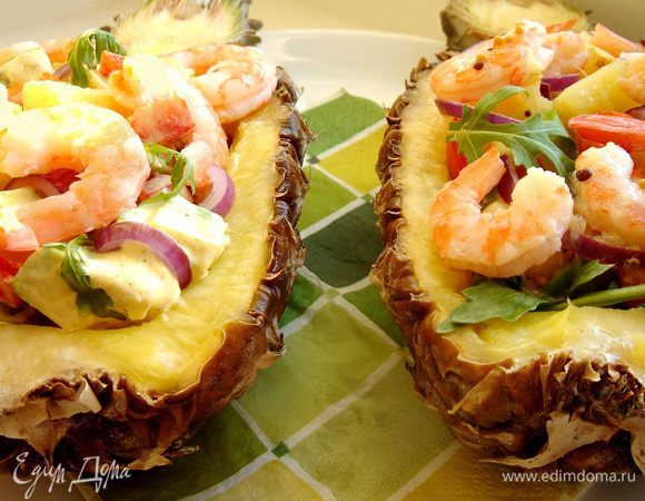 На дно ананаса выложить рукколу. Фруктово-овощную смесь заправить соусами по желанию и выложить на рукколу вместе с креветками. Приятного аппетита!