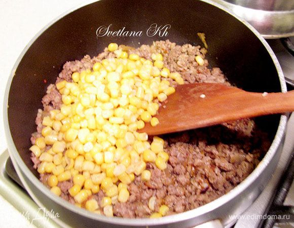 Лук  и чеснок обжарить до прозрачности.Добавить фарш. Тушить до мягкости мяса, посолить, добавить специи. В конце  соединить с кукурузой. Начинка готова.