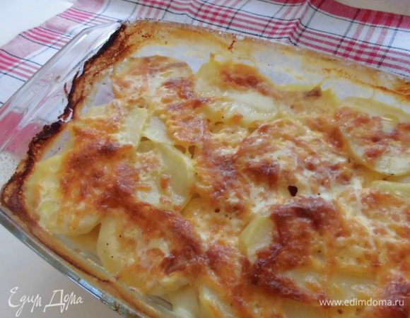 Готовить запеканку минут 50-60. Точное время сказать не могу, т. к. делала температуру то посильнее, то послабее. Нужно,чтобы из картошки испарилась жидкость, но не вся!, иначе она получится сухой. Она должна остаться где-то на 1/3. Если Вы видите, что сыр сверху зазолотился, но запеканка еще не готова, просто накройте ее фольгой. 
Приятного аппетита!