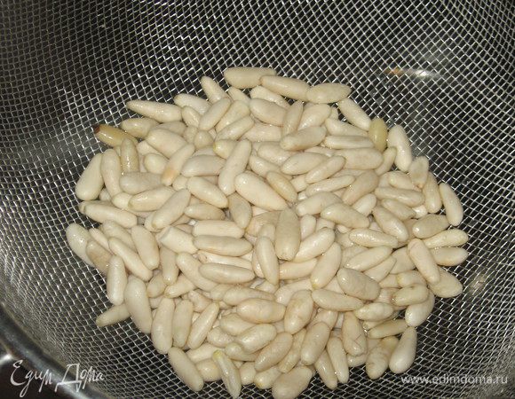 Кедровые орешки залить тёплой водой на 10 минут, откинуть на дуршлаг.