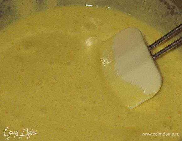 Растопить сливочное масло на водяной бане. Миксером взбить яйца с сахаром, добавить муку, просеянную с крахмалом и щепоткой соли и сливочное масло. Хорошо перемешать.