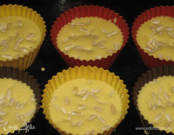 Наполнить формочки тестом ,сверху посыпать орешками и выпекать в разогретой до 180°С духовке 30 минут.